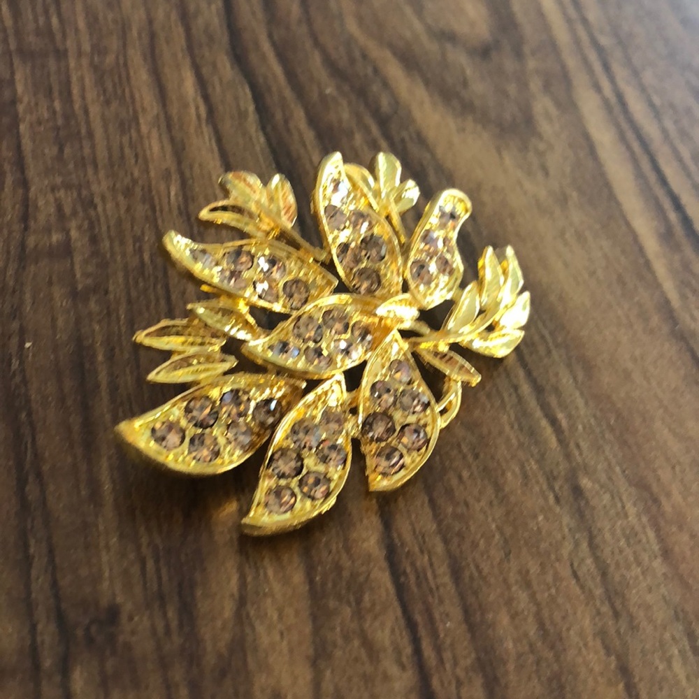 BEAUTIFUL GOLD LEAF BROOCH